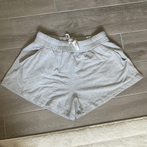 Lululemon Mellow In high rise shorts size 6 - Picture 2 of 7